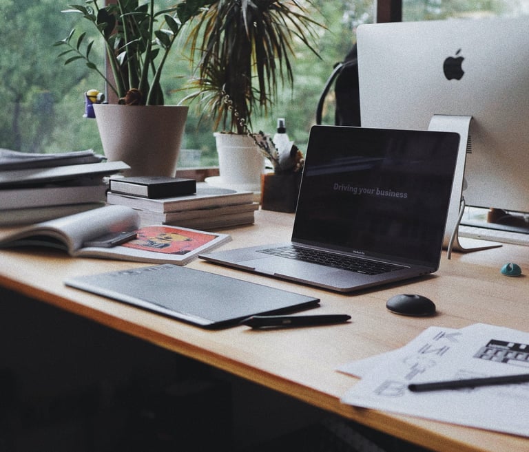 un pc portatile su una scrivania con penne e fogli