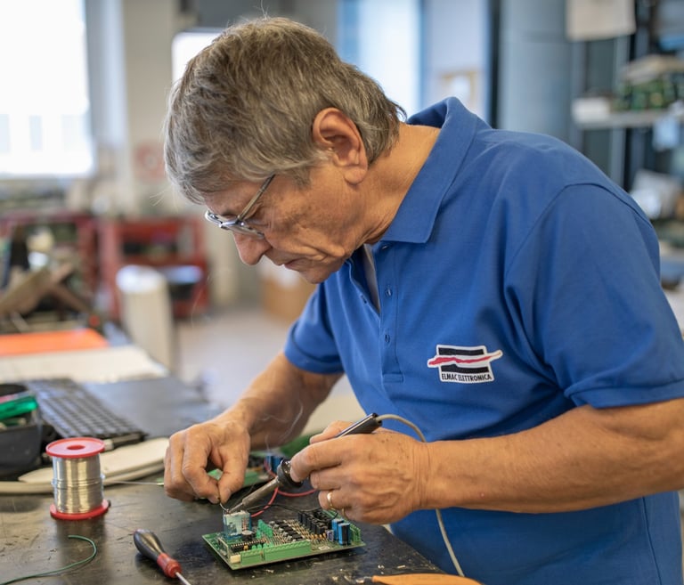 Tecnico specializzato durante attività di sviluppo elettronico e industrializzazione prodotto
