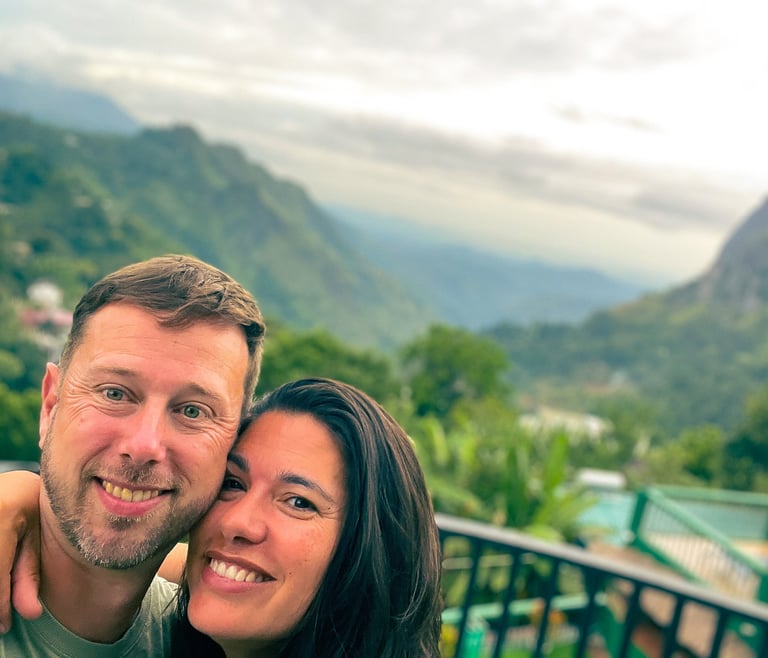 2 mensen met bergen op de achtergrond