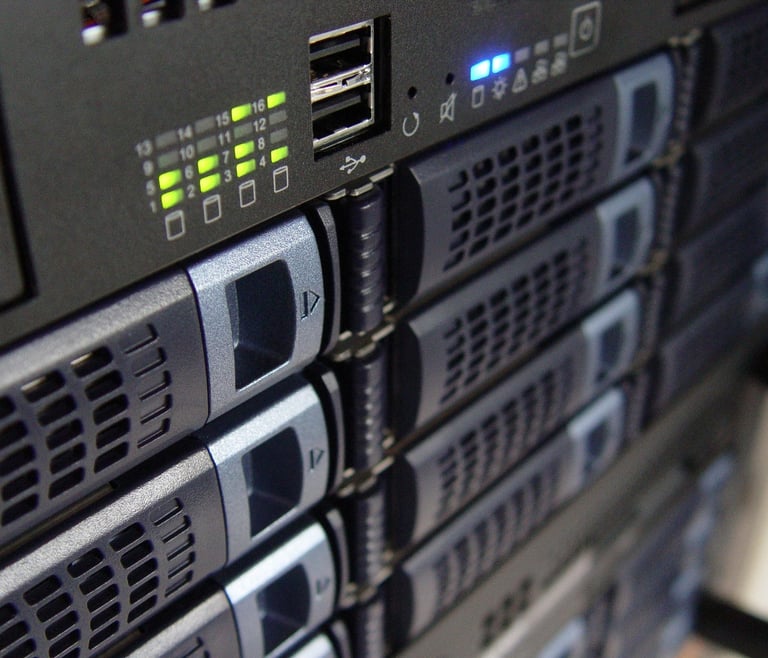 Vue partielle de serveurs informatiques en fonctionnement