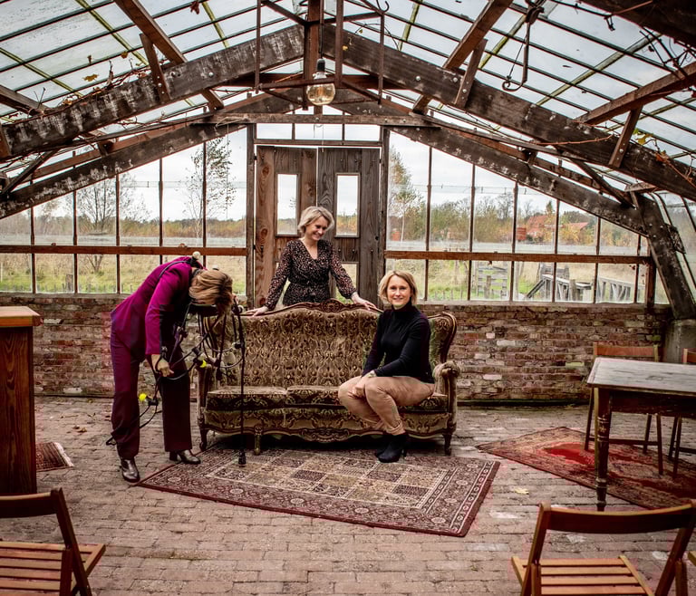 Portret van Esther van Wageningen, stressfysioloog en oprichter van Rheset, op de homepagina van haar website over stressfysi