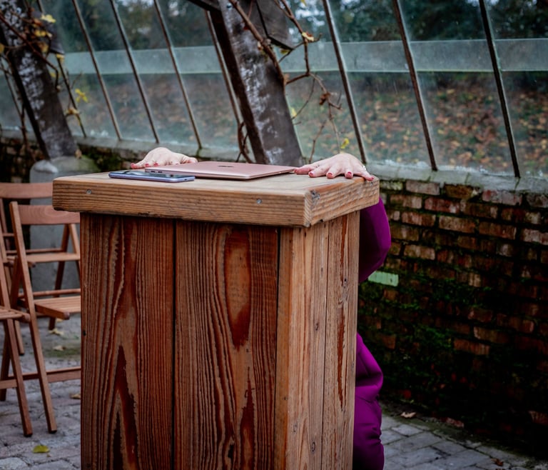 Esther van Wageningen schrijft toegankelijke blogs over stress, het brein en herstel, met een mix van herkenning, humor en pr