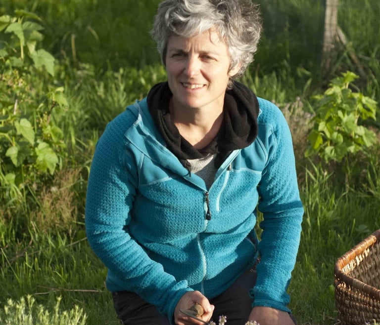 cécile gramond de la lutine en photo an train de cueillir