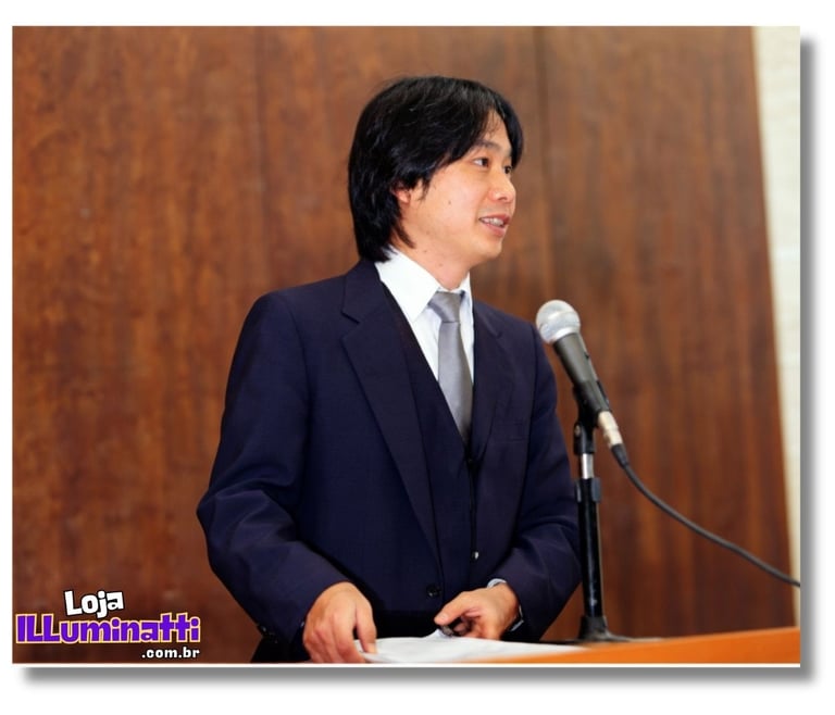 Shigeru Miyamoto fazendo uma palestra na reunião de demonstração do Super Famicom