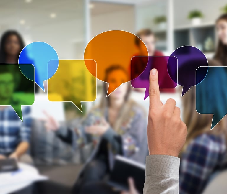 Pessoa apontando balões de ideias em um grupo, simbolizando comunicação e conexão.