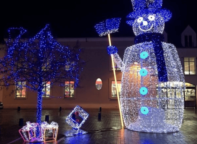 de belle décorations de noel, un énorme bonhomme de neige et un arbre illuminé