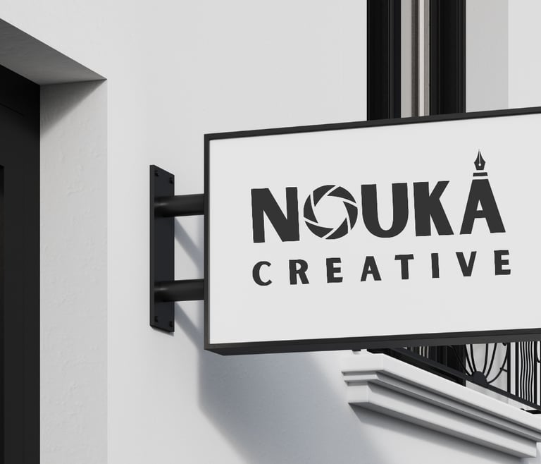 Logo op muurbord Nouka Creative