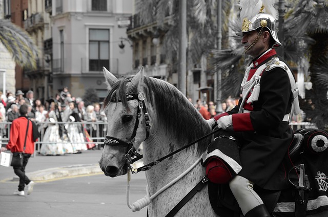 policía local a caballo en traje de gala  en Fallas.
