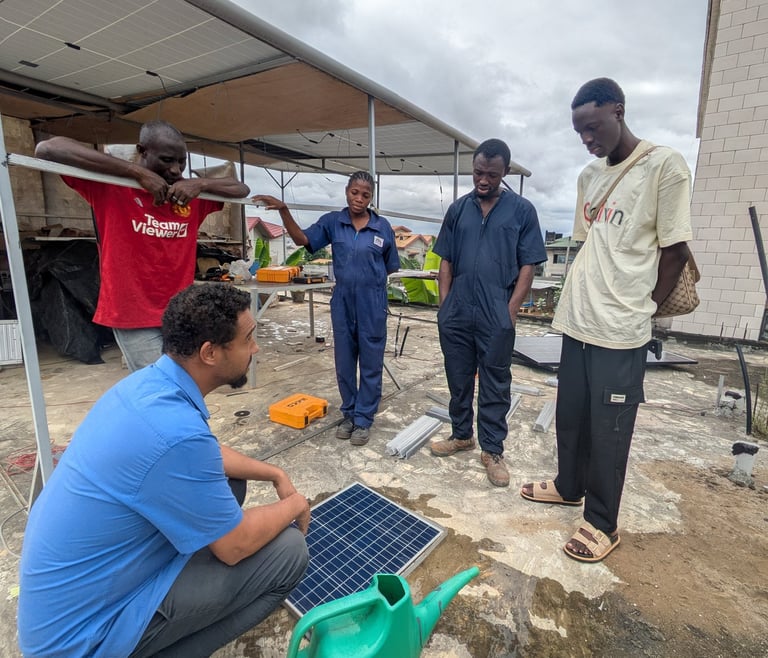 Mr ACHI David explique le fonctionnement du panneau solaire.