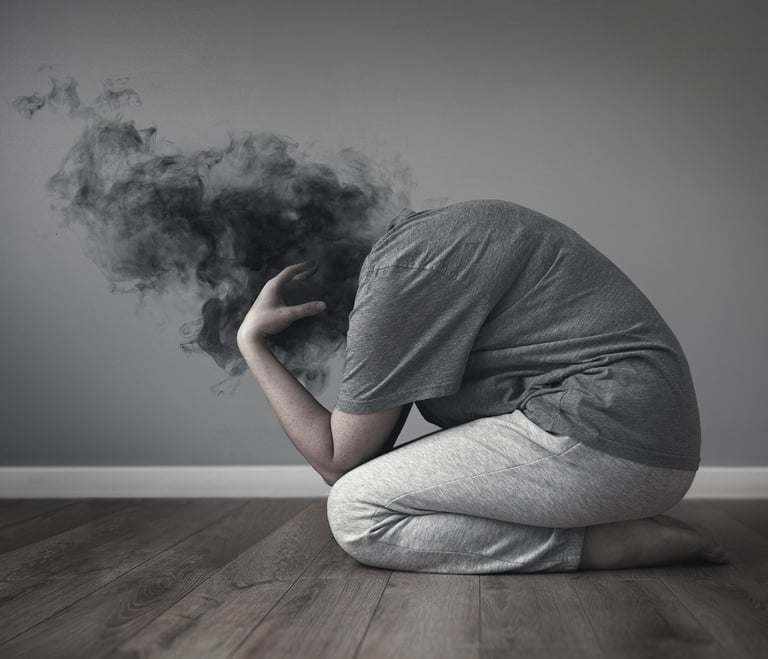 personne repliée sur elle meme souffrant d'anxiete