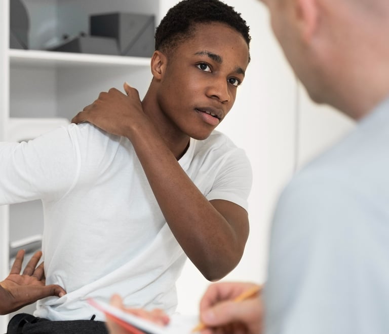 jeune homme soufrant de douleurs à l'épaule