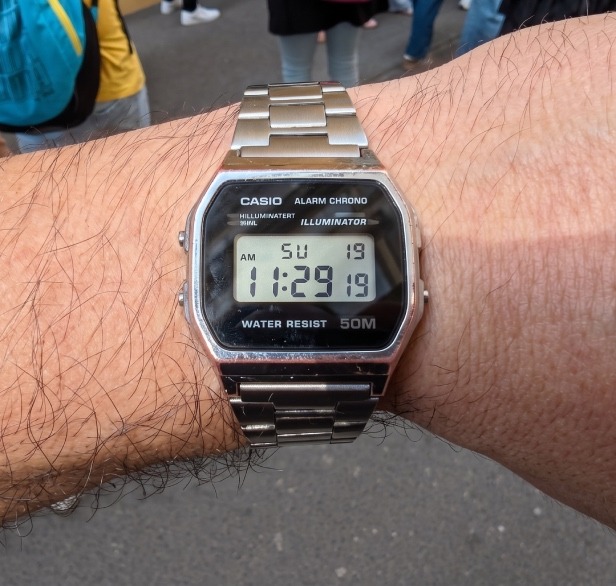 Reloj Casio mostrando la hora 11:29 AM, esperando en la cola en Viena.