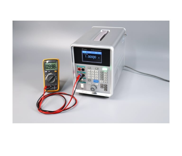 Calibrador multiproducto para calibrar multímetros de 4.5 dígitos en laboratorio de metrología