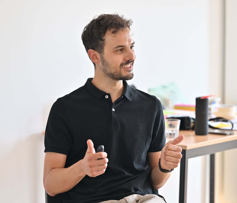 Klimapsychologe Fabian Hirt in einer Beratung eines Unternehmens zu Kimapsychologie