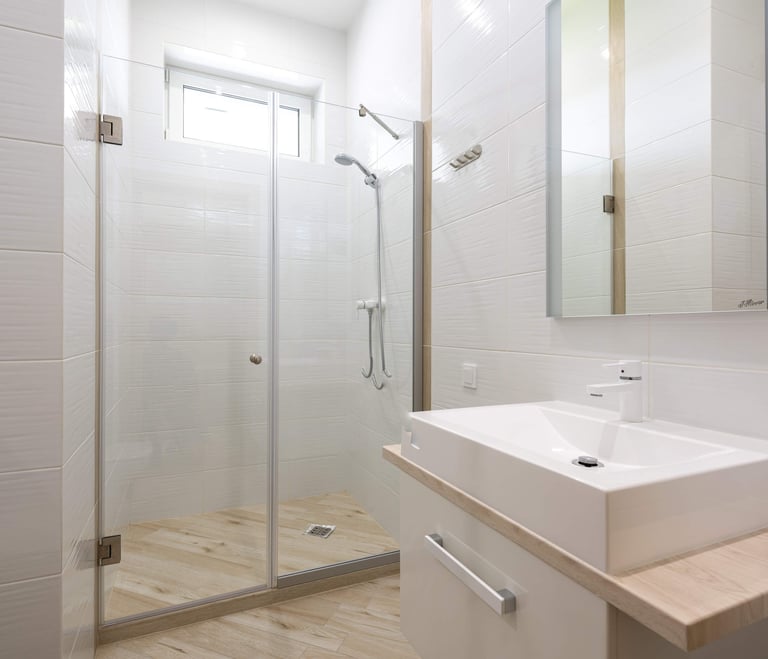 Ekologiczne czyszczenie fug i sterylizacja łazienki suchą parą z myjki EV Atlantis.