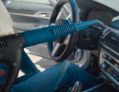 Głębokie czyszczenie i dezynfekcja tapicerki samochodowej przy użyciu parownicy EV Atlantis.