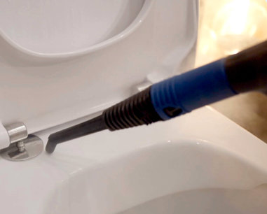 Sterylna dezynfekcja toalety i usuwanie niebezpiecznych bakterii bez użycia żrących chemikaliów dzięki sile pary EV Atlantis.