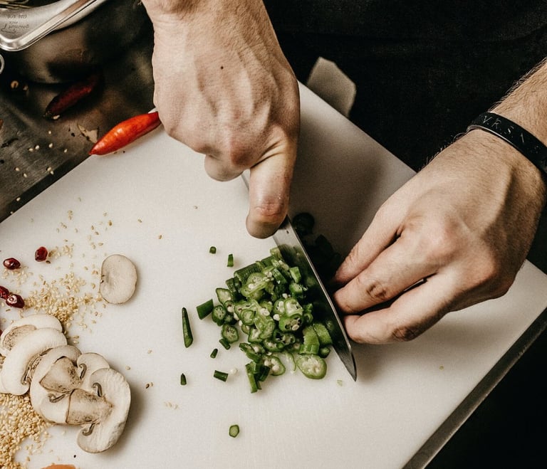 Profesjonalne odtłuszczanie kuchni przemysłowej i spełnianie norm HACCP z wykorzystaniem funkcji Hydro-Jet w EV Poseidon.
