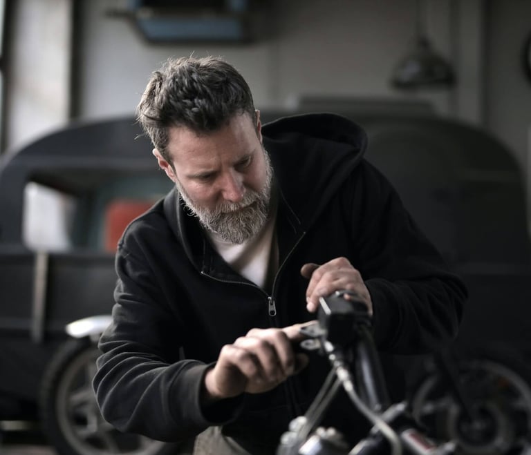 Usuwanie smarów, rdzy i ciężkich olejów maszynowych za pomocą przemysłowej stacji parowej EV Atlas w warsztacie.