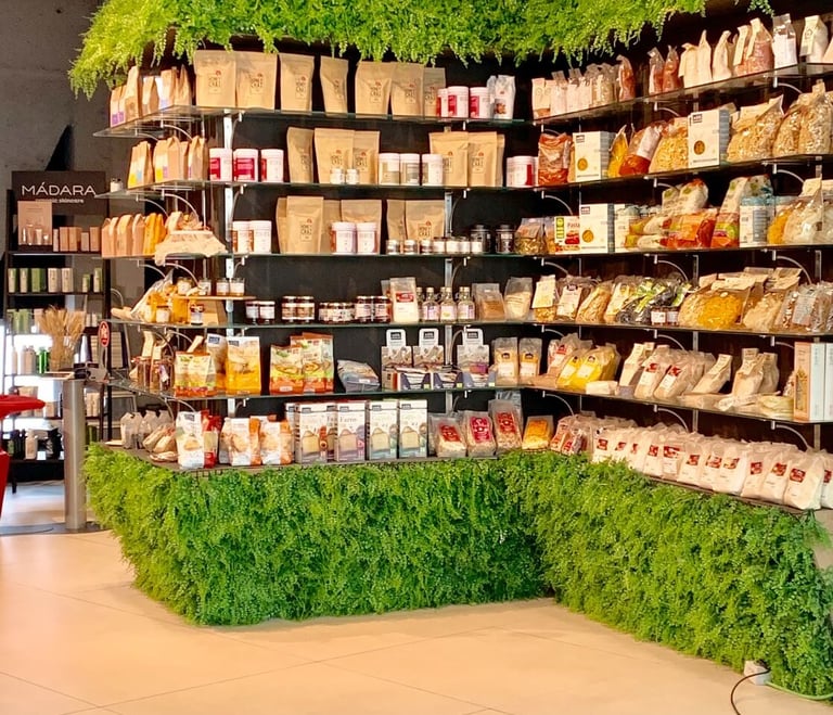 Mycie i sterylizacja regałów sklepowych oraz witryn chłodniczych z wykorzystaniem przemysłowej parownicy EV Poseidon.