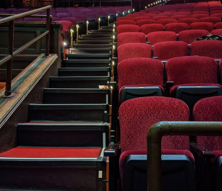 Neutralizacja wirusów i odświeżanie tapicerki foteli kinowych w obiektach użyteczności publicznej sprzętem EV Poseidon.