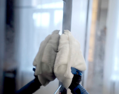 myjka parowa EV Atlantis podczas ekologicznego sprzątania, chroniąca zdrowie domowników i zwierząt bez użycia chemii.