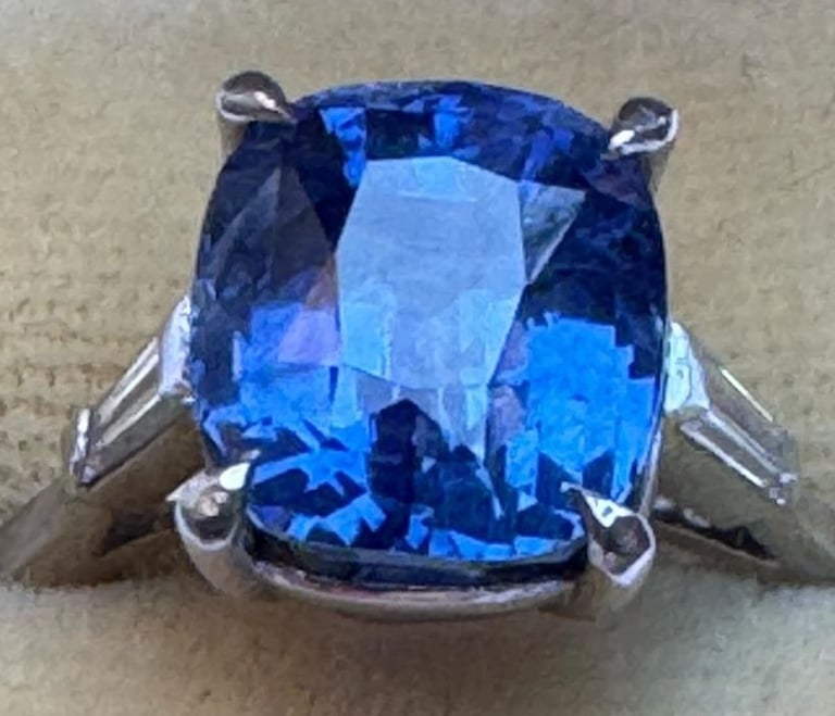 5.5 carat colour change Ceylon sapphire ring