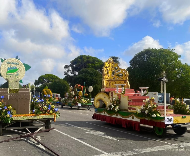 Preparación de las carrozas de la batalla de las flores.