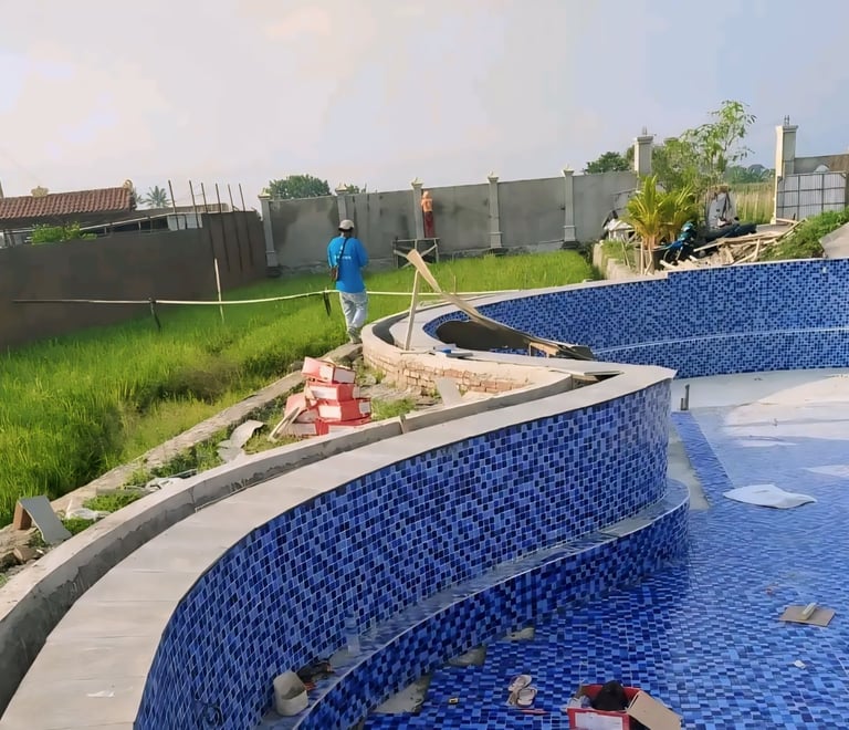 pemasangan keramik roman berwarna biru untuk kolam renang yang berada di garut (jawabarat)