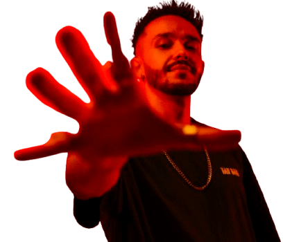 homem esticando a mao na blusa, dj welk