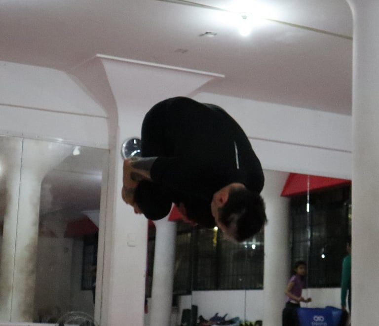 Hombre haciendo un brinco en gimnasia para artes marciales