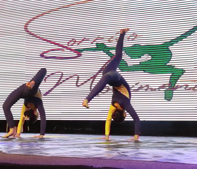 bailarinas realizando um arco para trás durante uma apresentação no palco