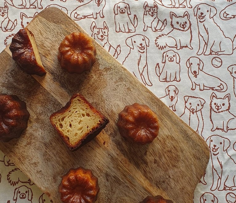 Des cannelés sur une planche en bois