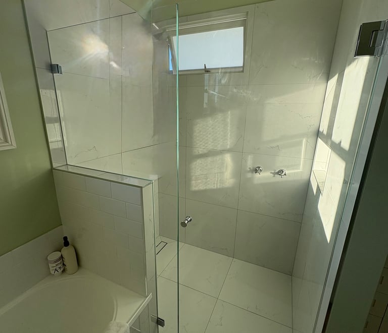 Frameless shower screen
