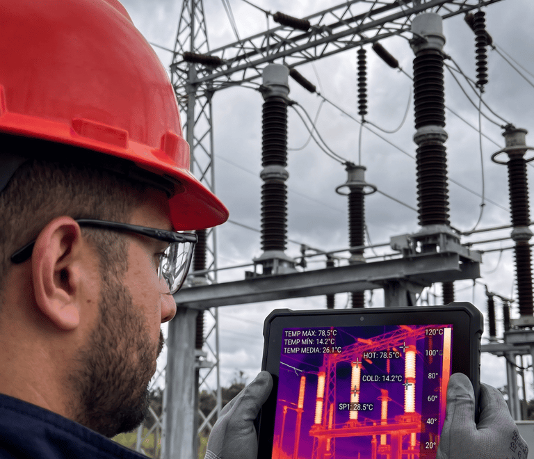 Especialista CBM realizando inspección termográfica en tablero eléctrico y subestación.