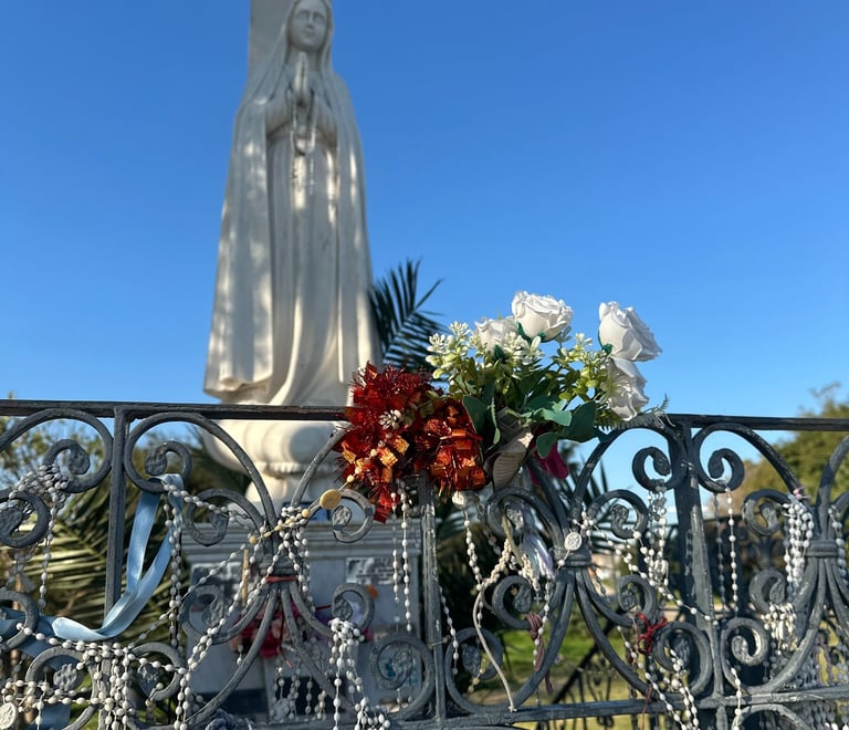 monumento del mirador  de la virgen de fatima decorado con flores en victoria entre rios