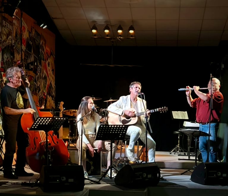 Joël Royer accompagné de ses 3 musiciens sur scène en Dordogne