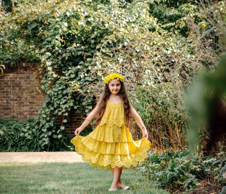Girl in yellow dress playing in garden – Fred Art Studio outdoor shoot