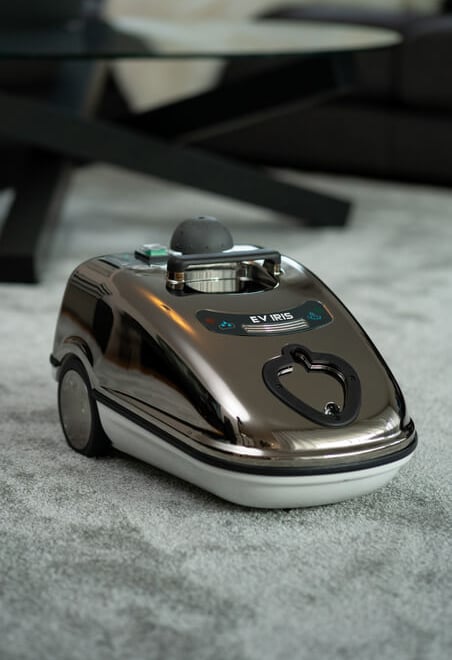 Kompaktowa myjka parowa EV Iris łącząca wysoką mobilność z profesjonalną mocą dezynfekcji. Idealna dla gabinetów i  biur.