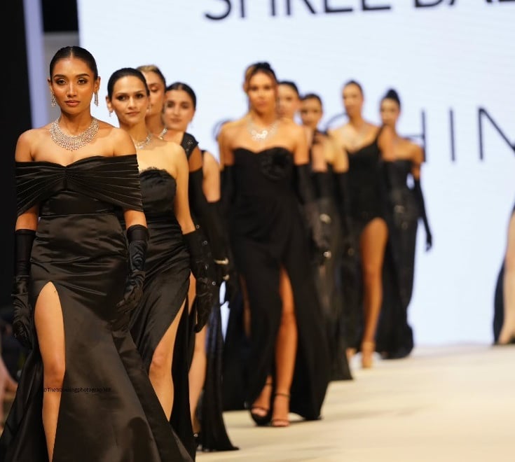 Priya Fashions designs Stunning collection runway black dress elegant dress evening dress gorgeous