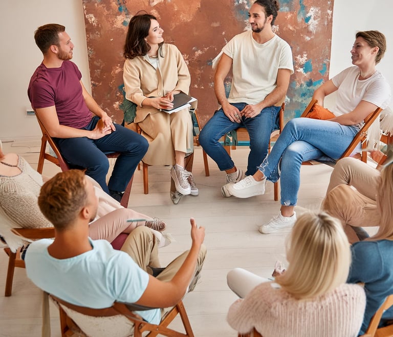 groupe de parole entre hommes et femmes assis en cercle
