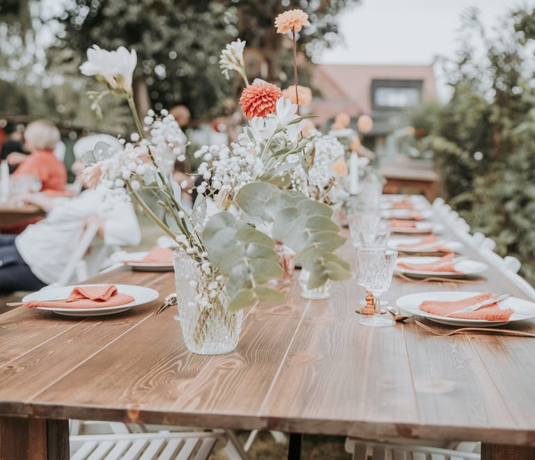 Une table avec des assiettes et des fleurs