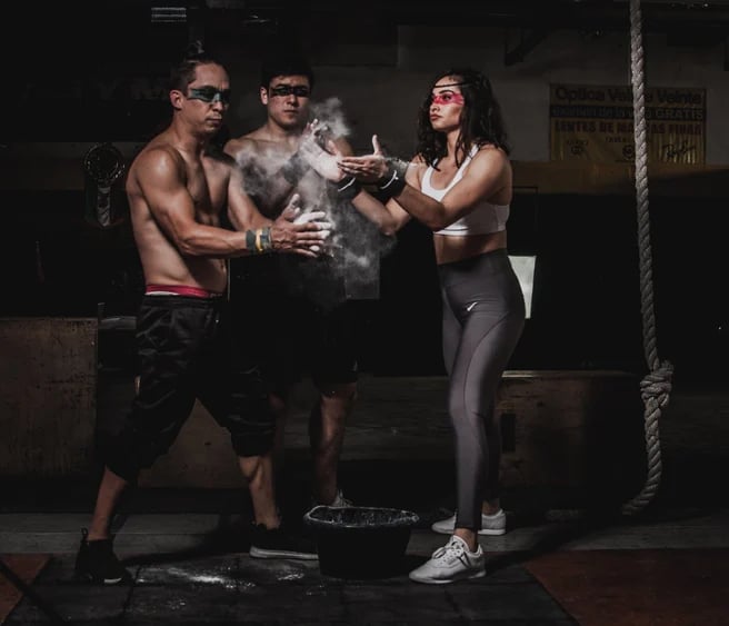 "Un groupe d'individus participant à un cours de CrossFit, en faisant l'haltérophilie.