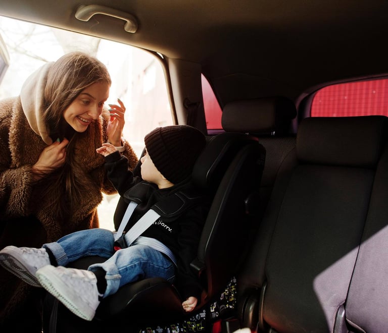 mãe e filho no carro