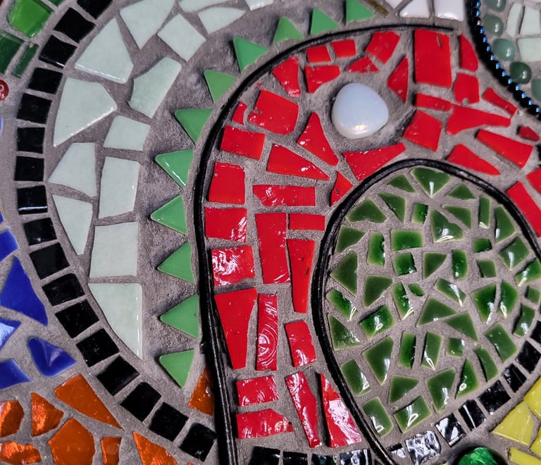 Détail de mosaique artisanale courbes et textures différentes