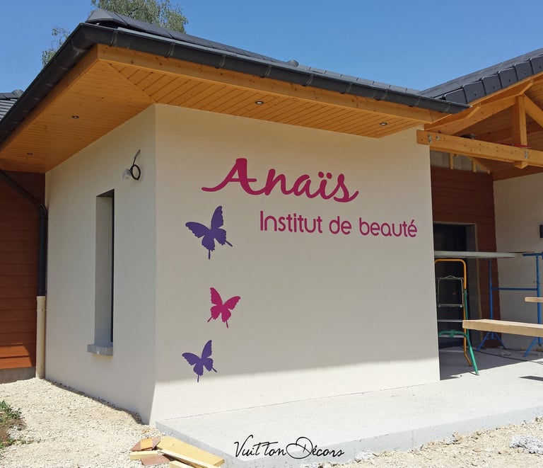 Enseigne d'institut de beauté peinte directement sur crépi façade à Saint Lupicin (39).