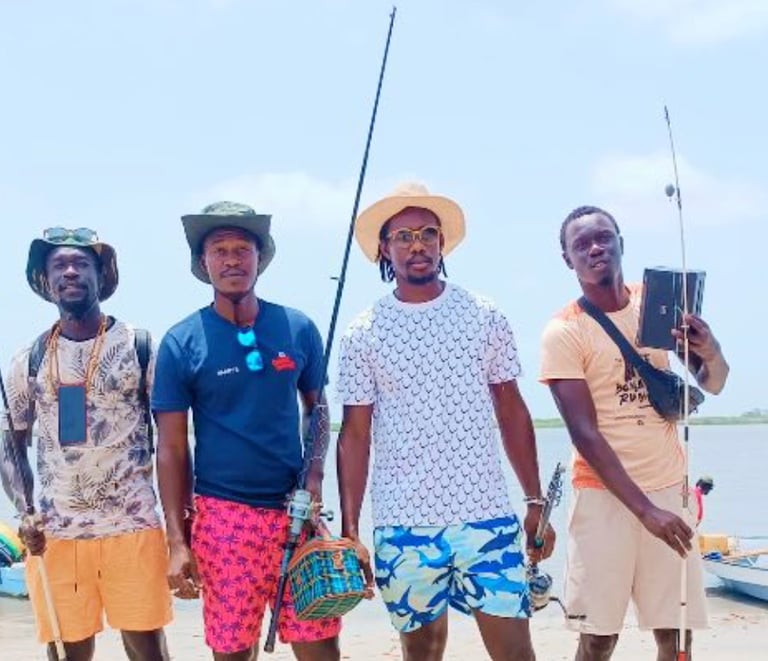 Photo représentant une partie de l'équipe Bourokk : Aziz, Aliou, Cheikh et Babacar revenant de la pêche