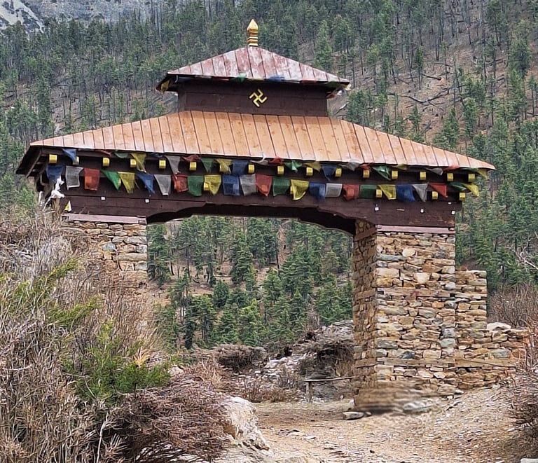 porte de village dans le Dolpo