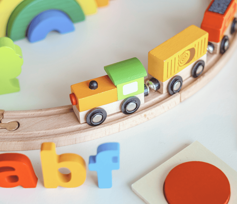 Kids´ wooden games to learn French or English in the Kidioma workshop