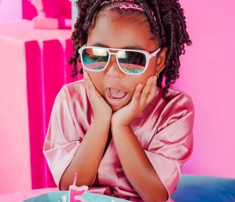 Retrato natural de bebé riendo con su mamá en Bogotá